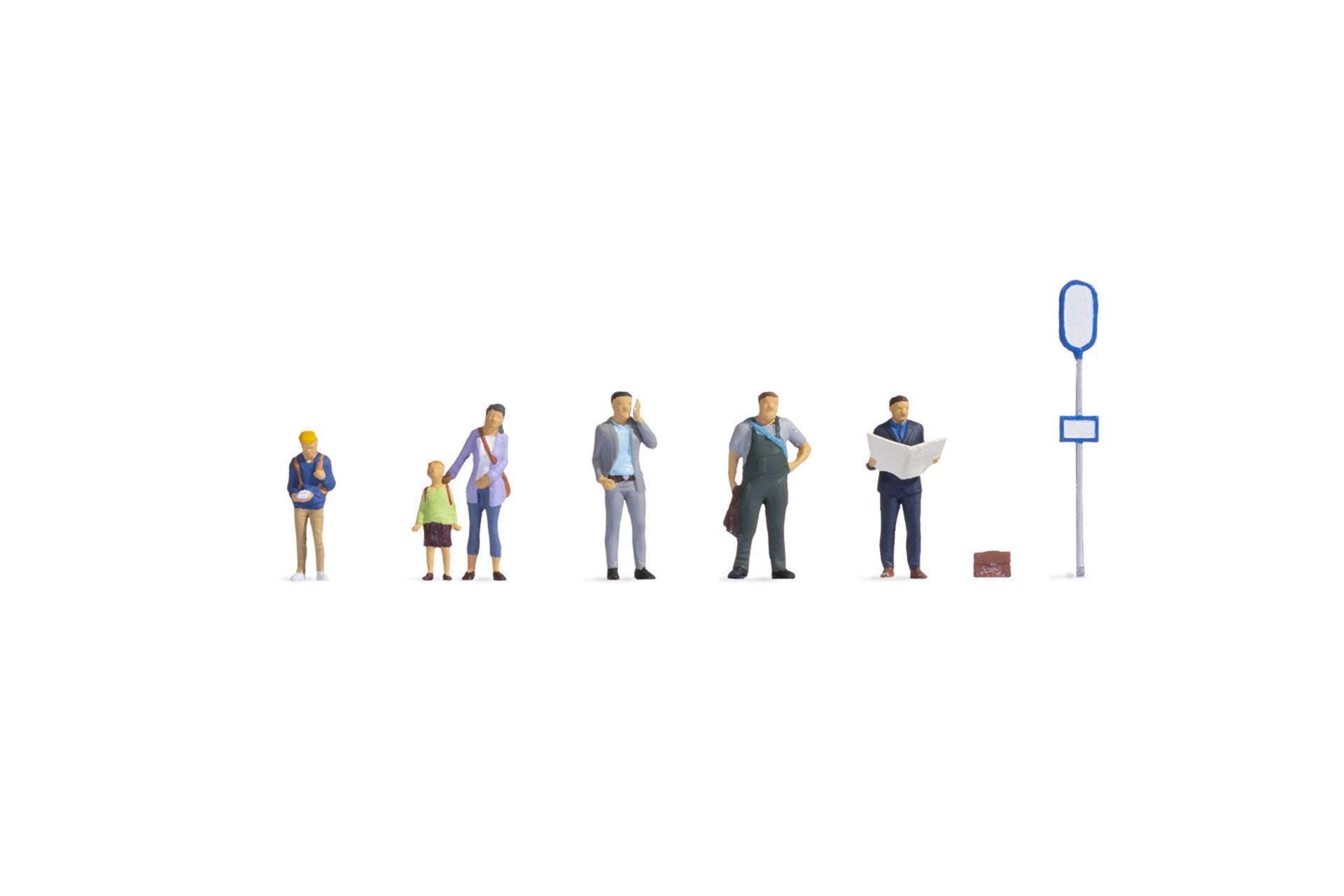 Noch 36246 - An der Bushaltestelle N 1:160