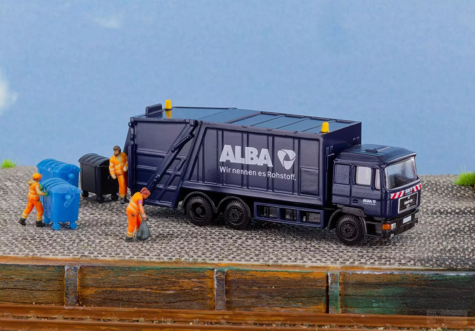 Lemke Minis 97002 - MiNiScene Müllabfuhr mit Figuren ALBA N 1:160