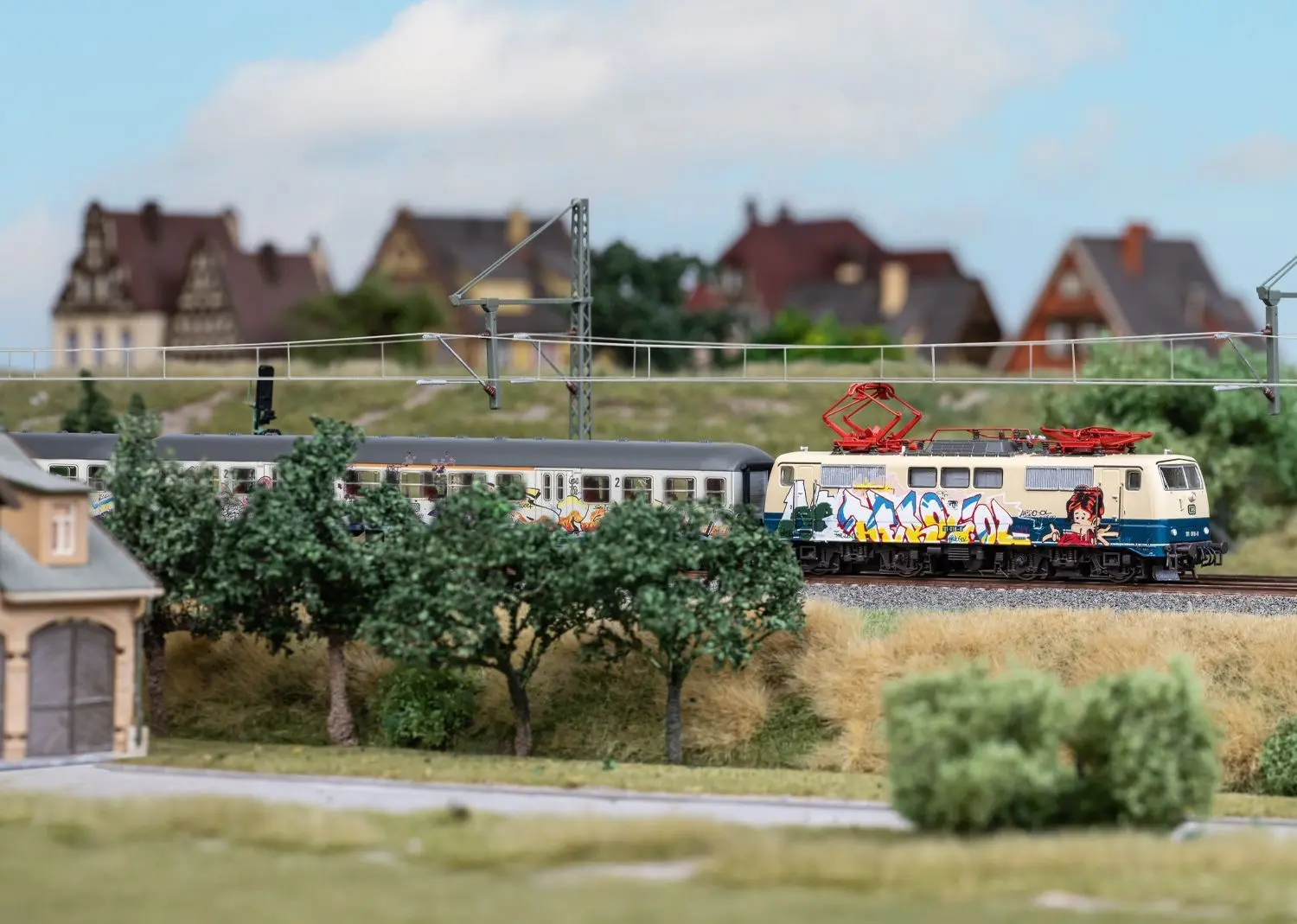 Trix 16724 - MHI E-Lok BR 111 DB Ep.IV Graffiti N 1:160 Sound