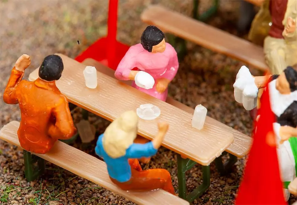 Faller 180995 - Bierkrüge 60 Stück und 40 Aschenbecher H0 1:87