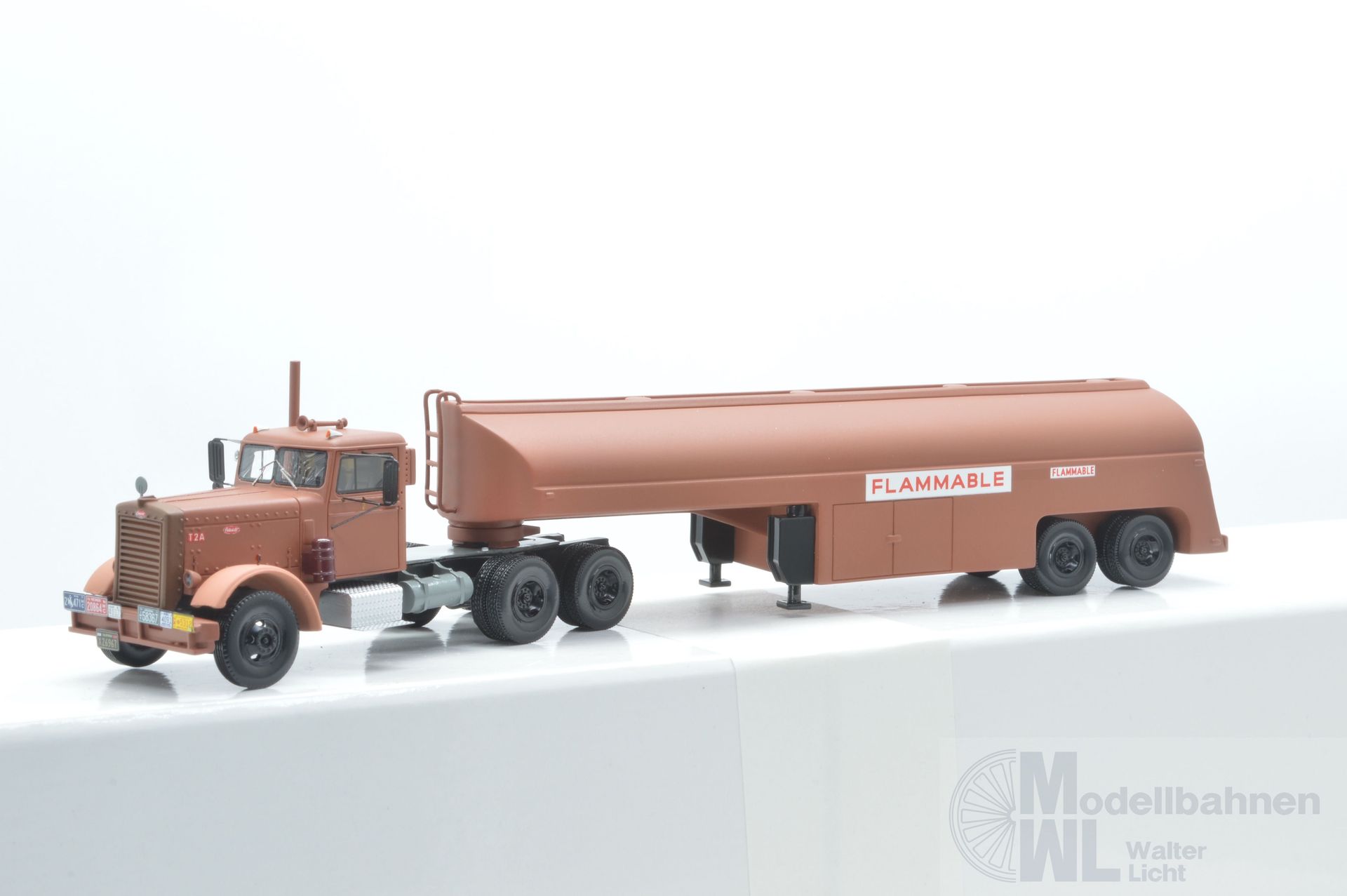 NPE NA99166 - Peterbilt 281 Confidential Tankauflieger Flammable ungealtert - H0 1:87