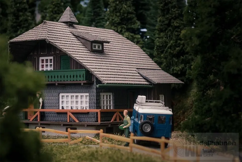 Faller 130010 - Jubiläumsmodell Schwarzwaldhaus mit Figur H0 1:87