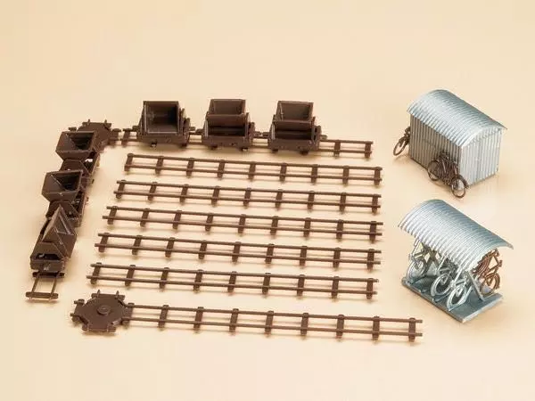 Auhagen 42572 - 6 Loren, 1 Fahrradständer, 1 Wellblechgarage H0 1:87 / TT 1:120