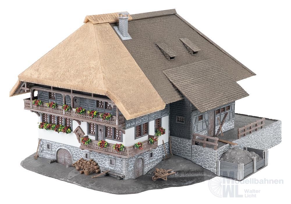 Faller 130013 - Jubiläumsmodell Schwarzwaldhof mit 2 Figuren H0 1:87