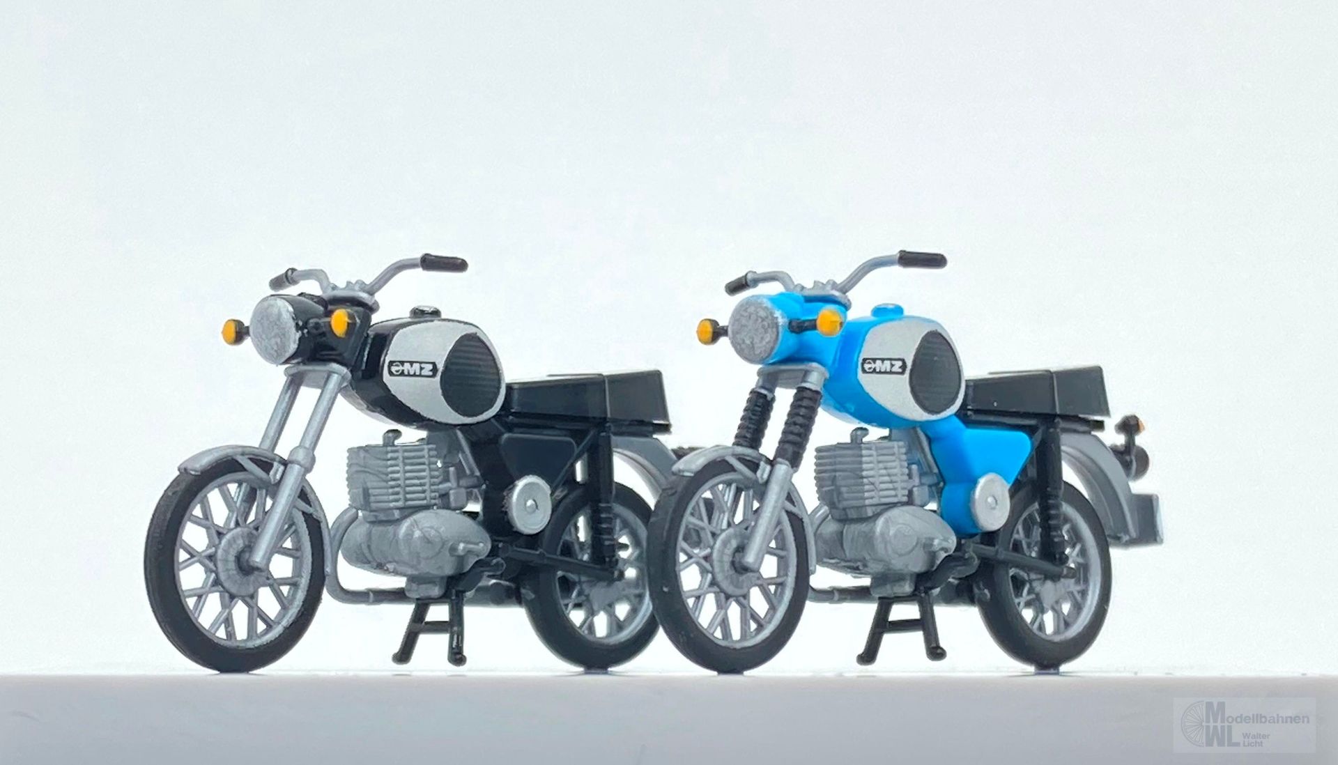 Kres 55049030 - Komplettmodelle 2x MZ TS 250, schwarz und hellblau H0 1:87
