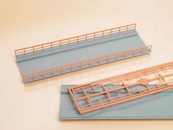 Auhagen 48596 - 2 Fahrbahnen, 4 Geländer H0 1:87 / TT 1:120