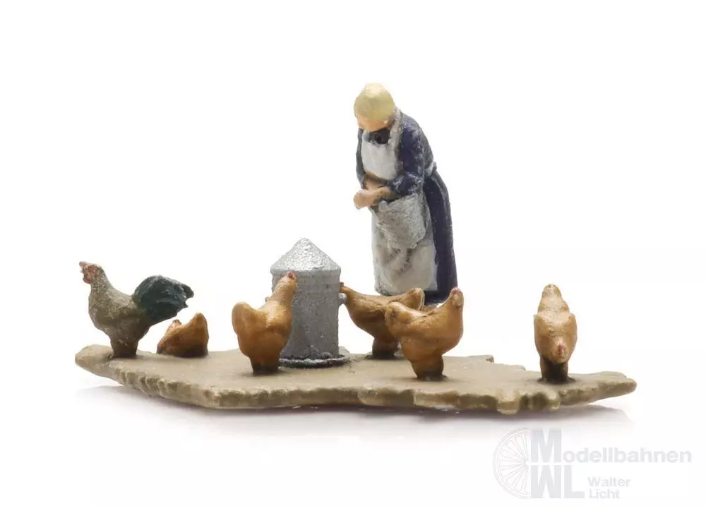 ARTITEC b.v. 5120015 - Bäuerin mit Hühnern Fertigmodell 1:120