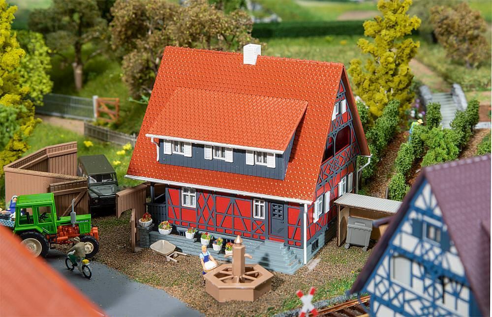Faller 130587 - Fachwerkhaus mit Brunnen H0 1:87