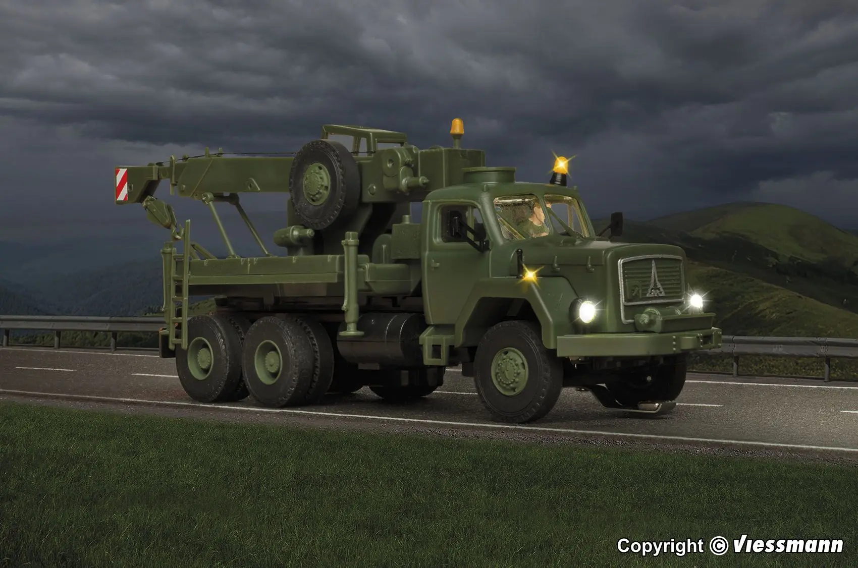 Viessmann 8061 - CarMotion MAGIRUS DEUTZ 3-achs Bergekran mit Rundumleuchte Militär H0 1:87
