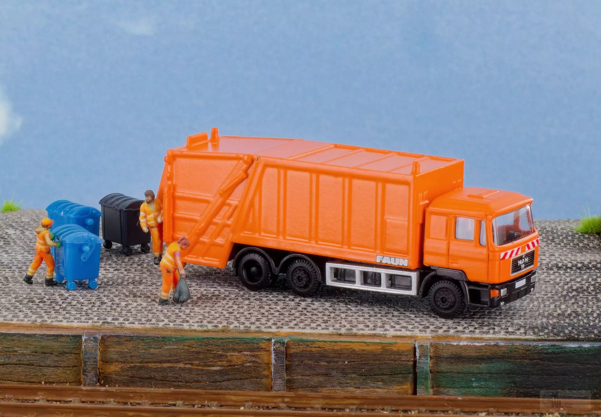 Lemke Minis 97001 - MiNiScene Müllabfuhr mit Figuren neutral N 1:160