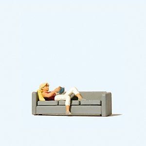 Preiser 28179 - Lesende auf Sofa H0 1:87