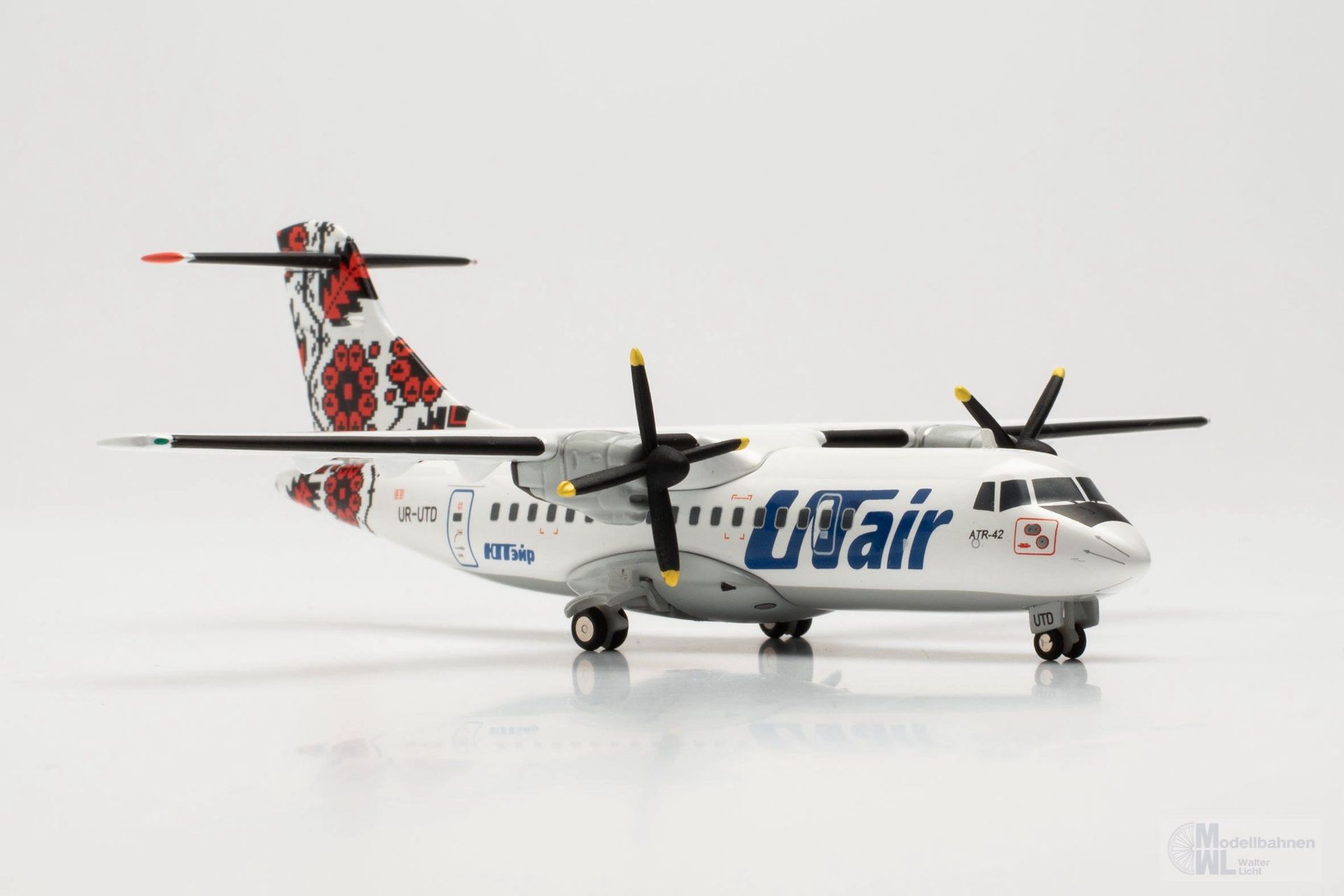 Herpa 572651 - ATR-42-300 UTair-Ukraine 1:200