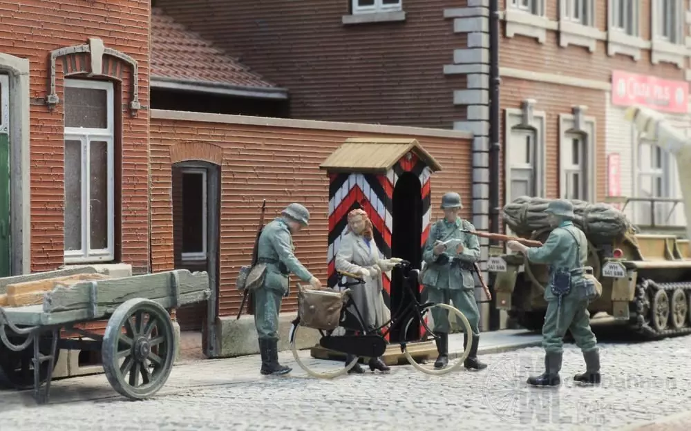 ARTITEC b.v. 7720007 - WM Checkpoint + Frau auf dem Fahrrad BAUSATZ 1:72