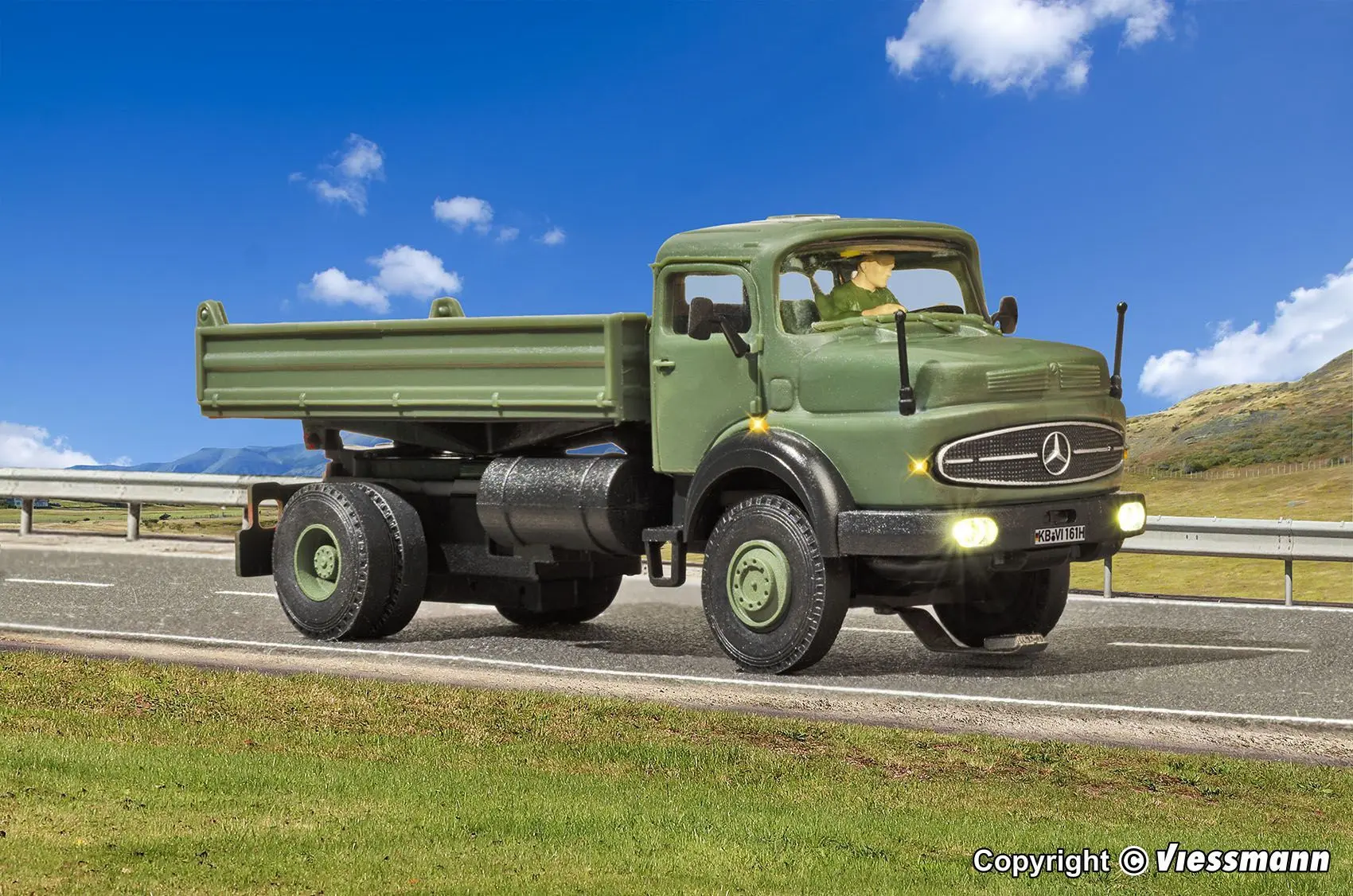 Viessmann 8161 - CarMotion Mercedes-Benz Rundhauber 2-achs mit Kipp-Pritsche Militär H0 1:87