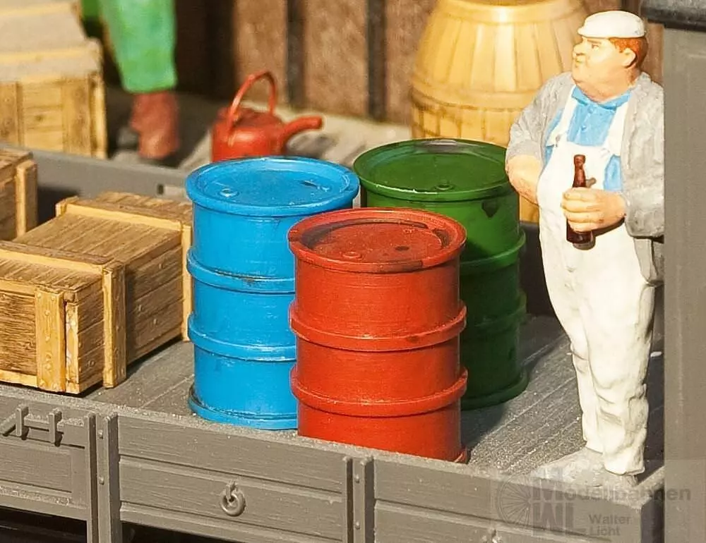Pola 333203 - 2 Ölfässer + Ölkanne Spur G 1:22,5