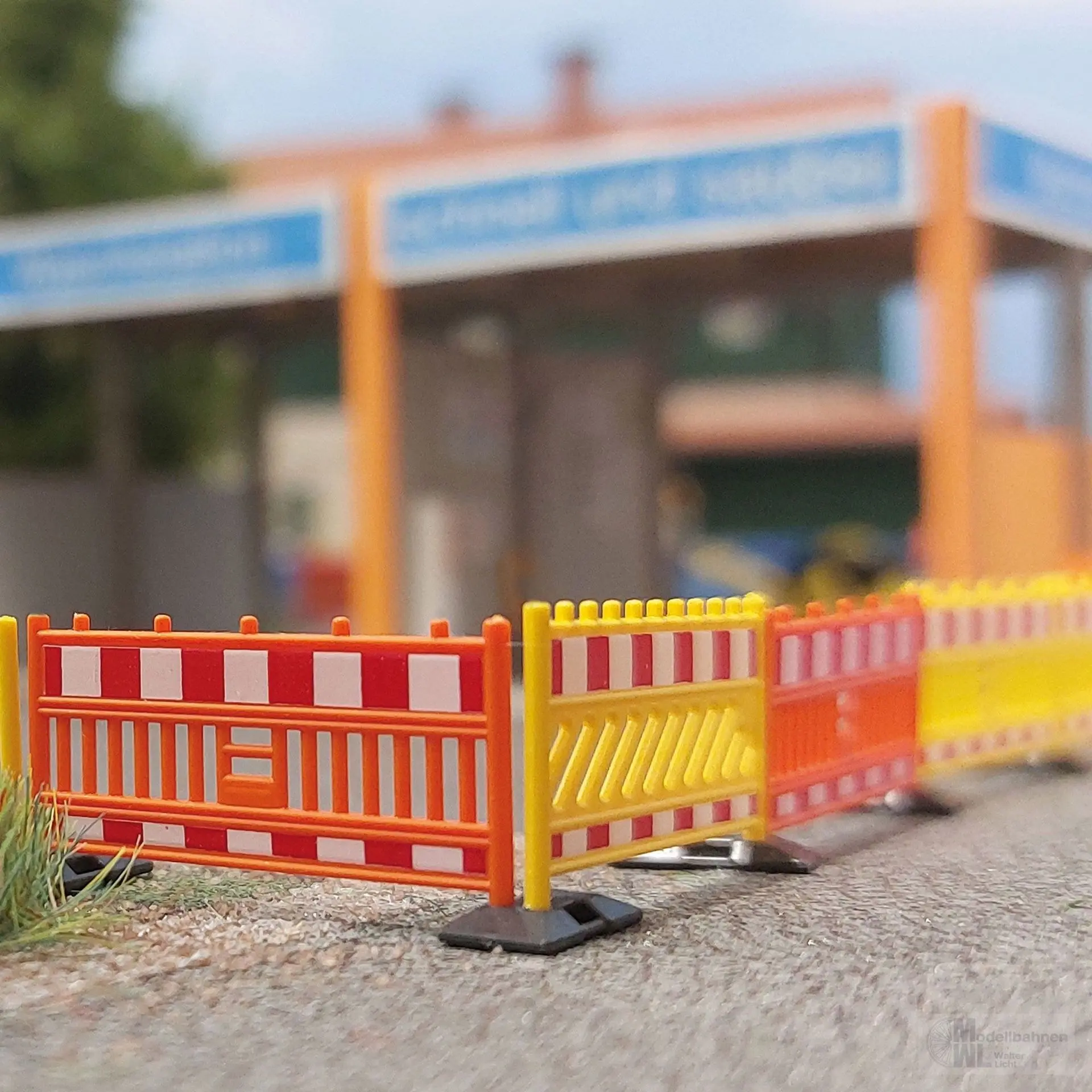 Busch 1108 - Schrankenzaun 8 x gelb / 8 x orange H0 1:87