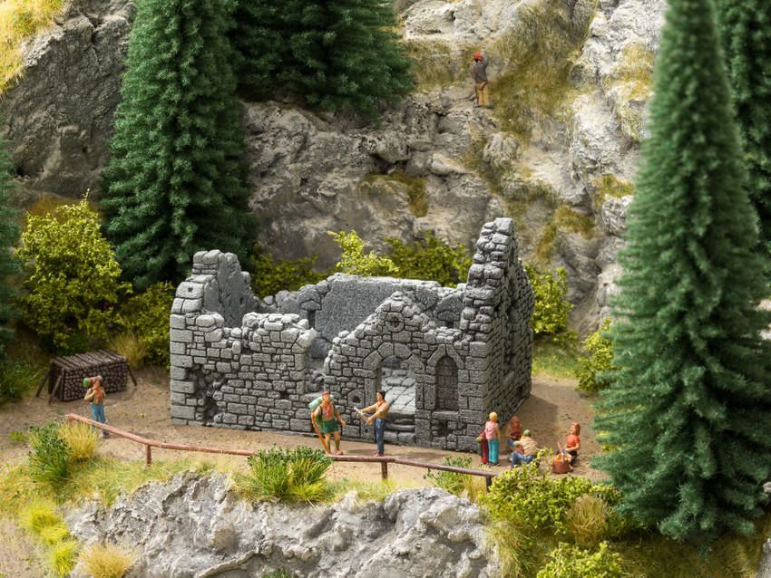 Noch 58611 - Kapellenruine 10,5 cm x 6,7 cm, 6,7 cm hoch H0 1:87