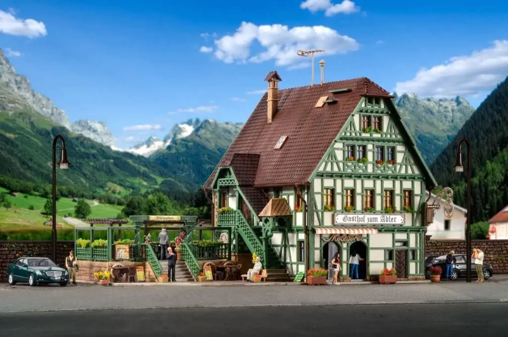 Vollmer 43736 - Gasthaus mit Metzgerei und Inneneinrichtung und LED Beleuchtung H0 1:87