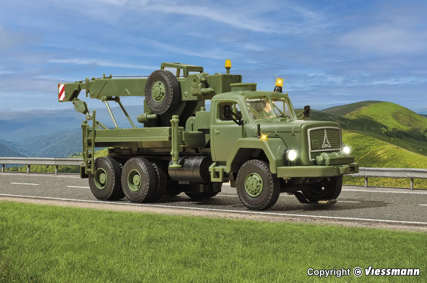 Viessmann 8061 - CarMotion MAGIRUS DEUTZ 3-achs Bergekran mit Rundumleuchte Militär H0 1:87