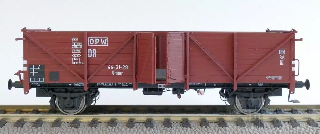 Exact Train 24104 - Güterwagen offen DR Ep.III Klagenfurt Holztür mit Verstarktung H0/GL