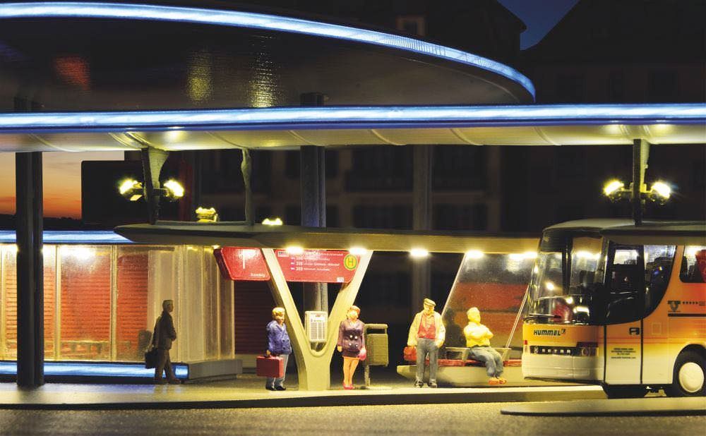 Kibri 39005 - 2 Bushaltestationen mit Segel inkl. LED-Beleuchtung H0 1:87