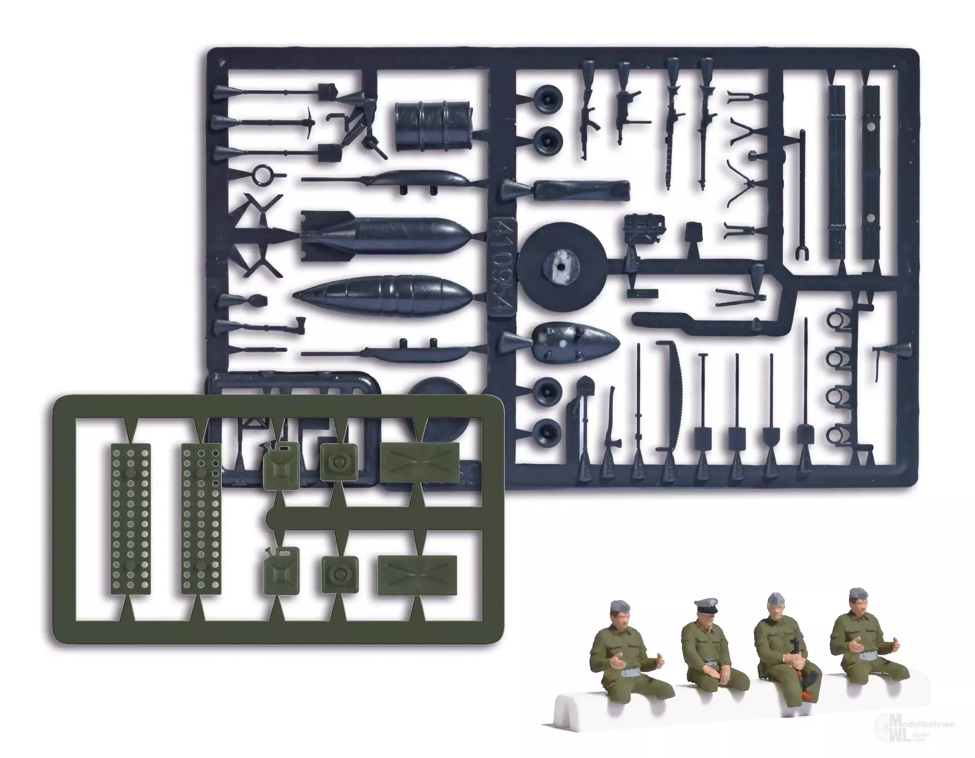 Busch 1937 - 4 NVA Soldaten sitzend H0 1:87