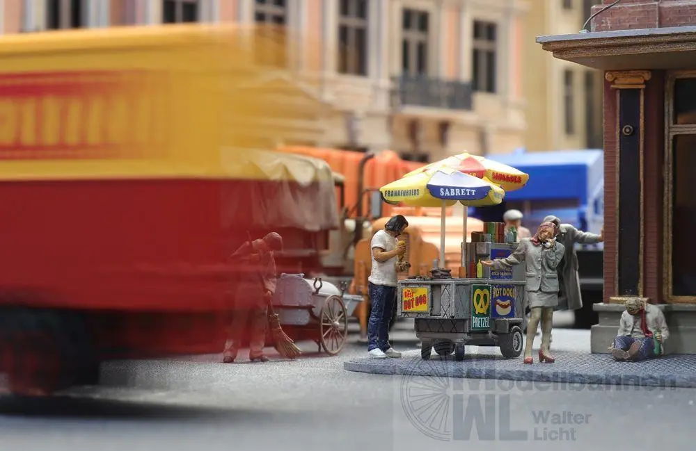 ARTITEC b.v. 387625 - Hot Dog-Wagen + 2 Figuren H0 1:87