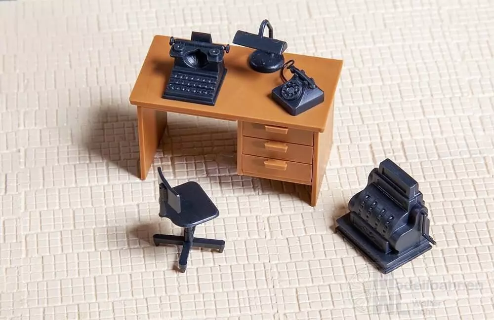 Pola 333156 - Schreibtisch mit Zubehör Spur G 1:22,5