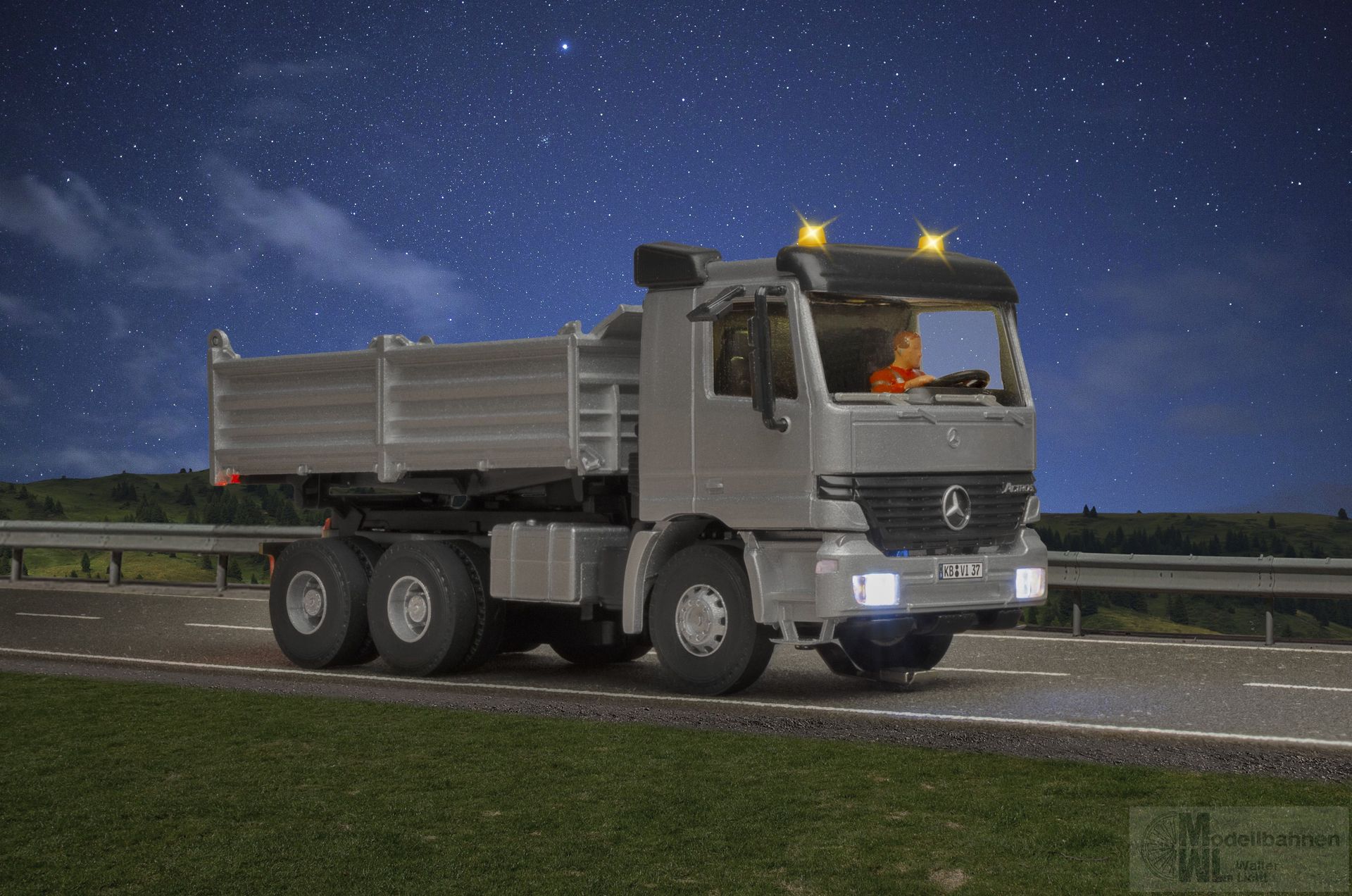 Viessmann 8037 - CarMotion Mercedes-Benz Actros Muldenkipper mit Rundumleuchten silber H0 1:87