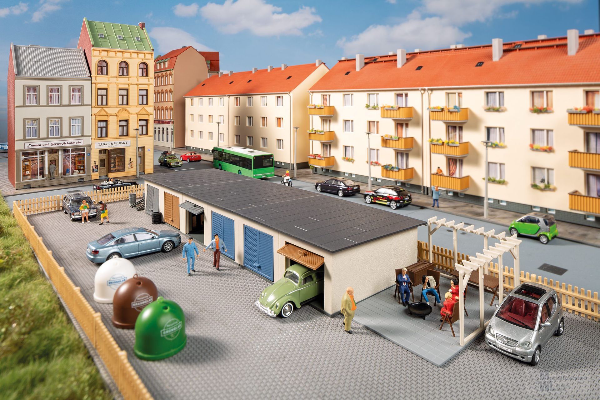 Auhagen 11479 - Garagen mit Zubehör H0 1:87