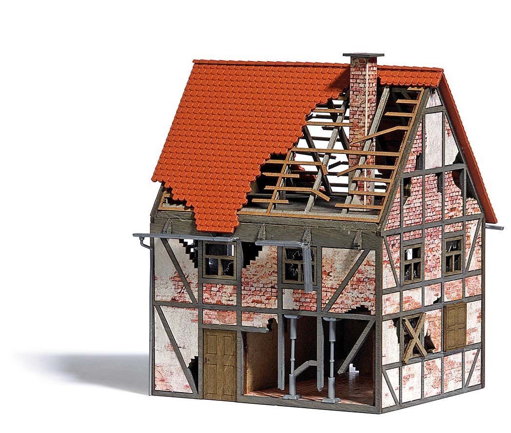 Busch 1667 - Verfallenes Fachwerkhaus H0 1:87 Busch 1667 - Verfallenes Fachwerkhaus H0 1:87