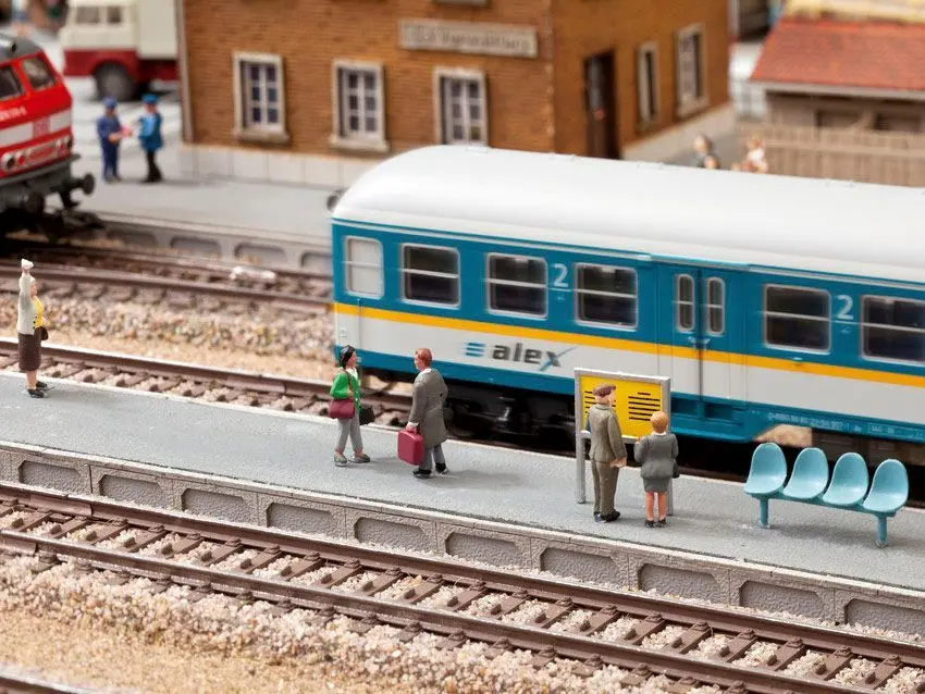 Noch 66010 - Universal-Bahnsteig, 3er-Set je 27,1 x 8,3 cm, 1,1 cm hoch H0 1:87